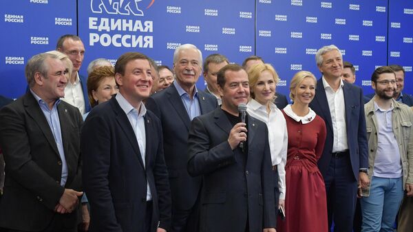 Премьер-министр Дмитрий Медведев проводит встречу в режиме видеоконференции