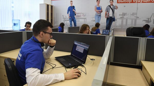 Наблюдатели в ситуационном центре для мониторинга проведения ЕГЭ в Москве