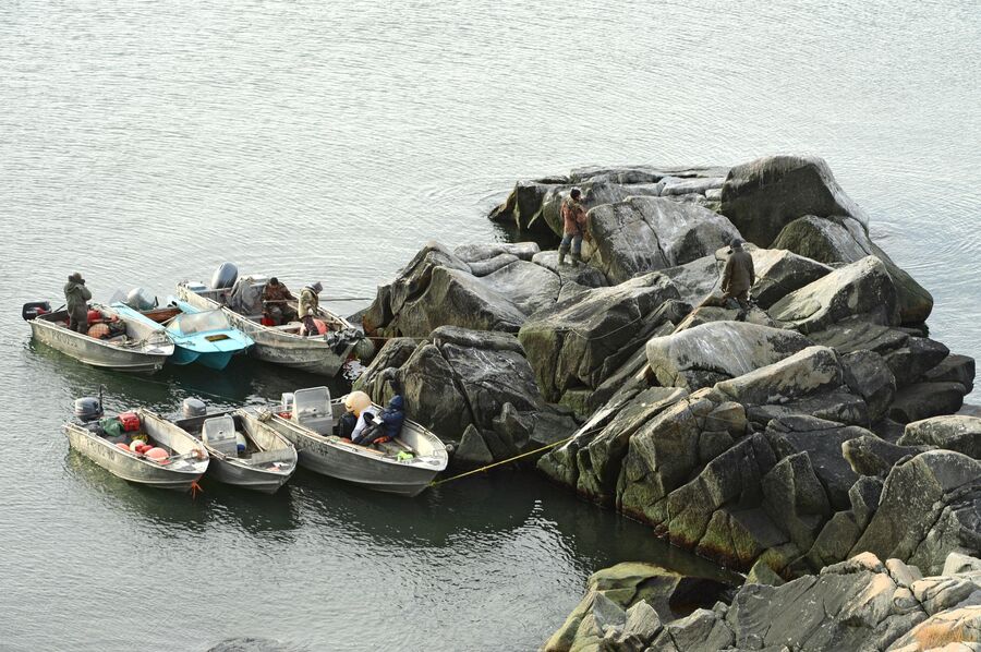 Лодки охотников на моржей у берега в районе поселка Аккани