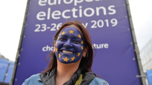 Девушка возле штаб-квартиры Европарламента в Брюсселе