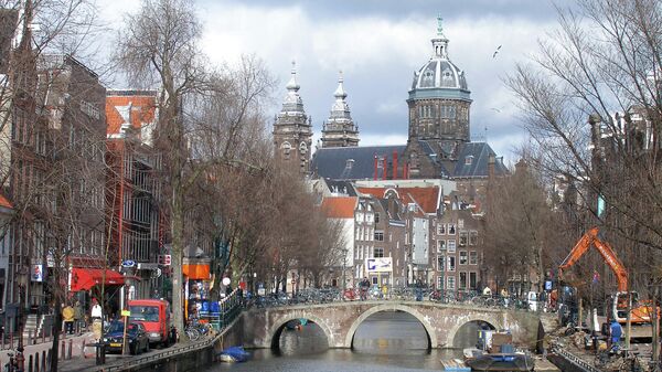 Голландия. Вид на канал в старом центре Амстердама