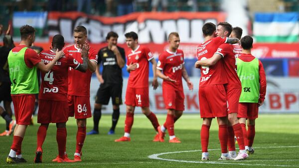 Футболисты Локомотива радуются победе