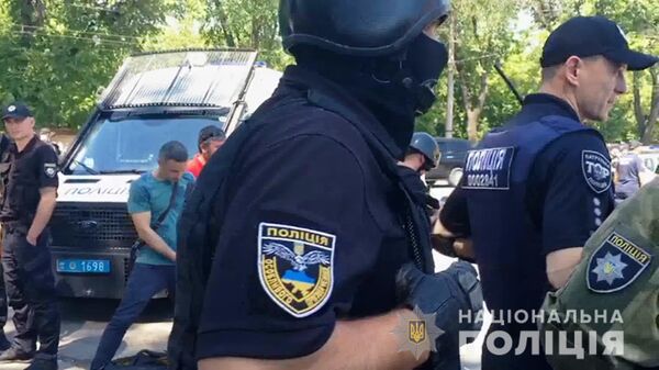 Полицейские во время беспорядков в исправительной колонии в Одессе