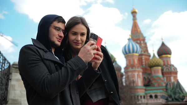 Молодые люди со смартфонами в Москве
