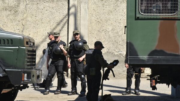 Сотрудники полиции на территории Южной исправительной колонии общего режима №51 в Одессе, где произошло массовое неповиновение заключенных. 27 мая 2019