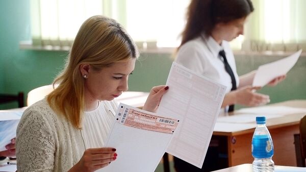 Ученики вскрывают конверты с заданиями единого государственного экзамена