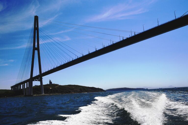 Вид на остров Русский через пролив Босфор Восточный Вид на остров Русский через пролив Босфор Восточный