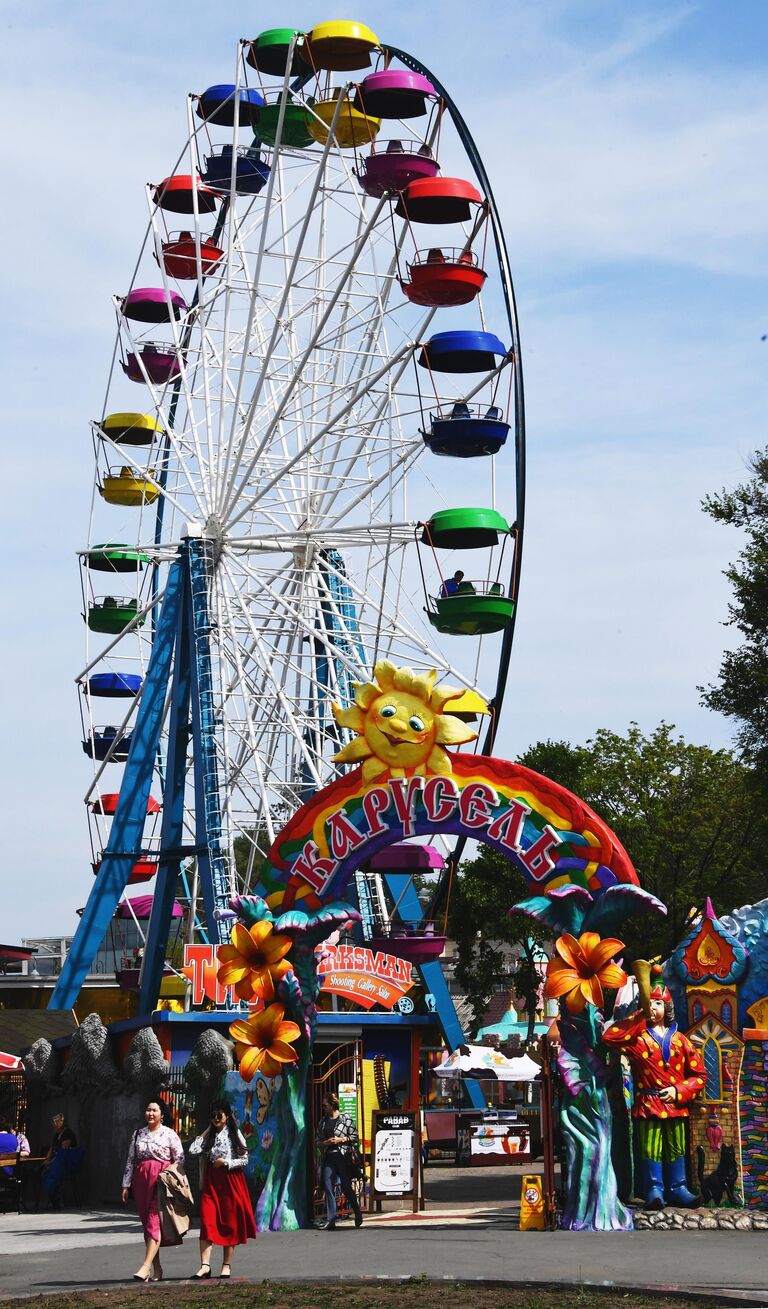 Парк аттракционов Карусель у набережной Спортивной гавани во Владивостоке Парк аттракционов Карусель у набережной Спортивной гавани во Владивостоке