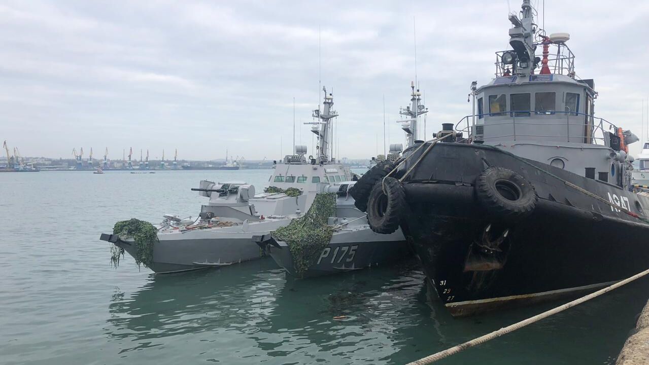 и рейдовый буксир Яны Капу ВМС Украины, задержанные пограничной службой РФ за нарушение государственной границы России, в порту Керчи и рейдовый буксир Яны Капу ВМС Украины, задержанные пограничной службой РФ за нарушение государственной границы России, в порту Керчи - РИА Новости, 1920, 08.12.2020