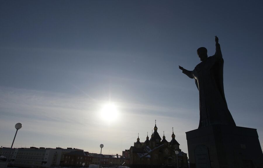 Памятник Святителю Николаю возле Храма Живоначальной Троицы на центральной площади Анадыря