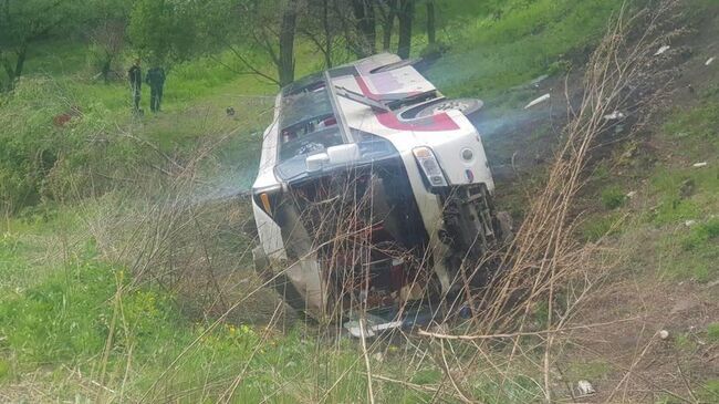 Пассажирский автобус перевернулся в Приморье