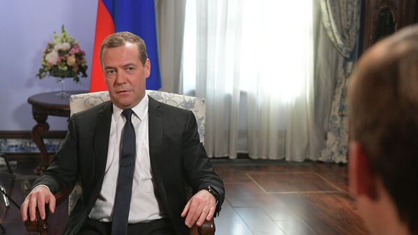 Председатель правительства РФ Дмитрий Медведев во время интервью телеканалу Россия 24 