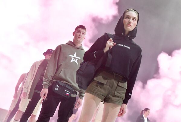 Модели демонстрируют одежду из новой коллекции компании Black Star Wear совместно с сетью магазинов Армия России