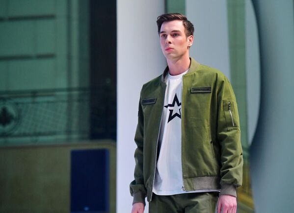Модель демонстрирует одежду из новой коллекции компании Black Star Wear совместно с сетью магазинов Армия России