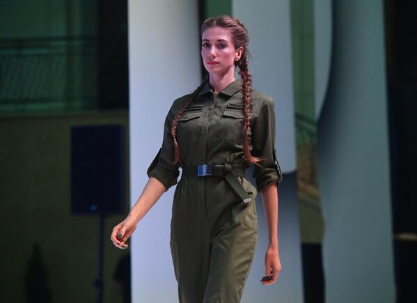 Модель демонстрирует одежду из новой коллекции компании Black Star Wear совместно с сетью магазинов Армия России