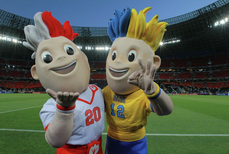 Талисманы Евро-2012 Славек и Славко (справа) 
