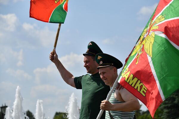 Пограничники во время празднования Дня Пограничных войск на Поклонной горе в Москве