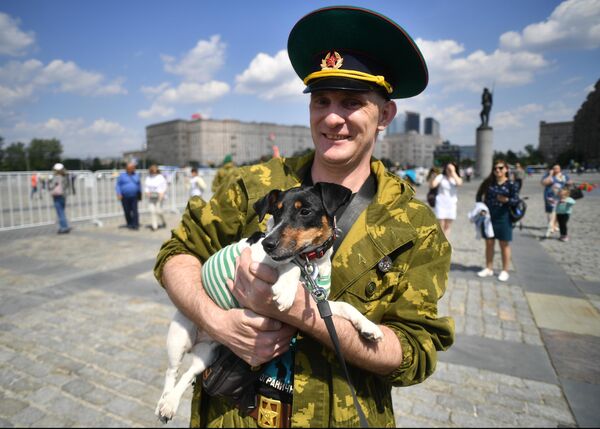Пограничник во время празднования Дня Пограничных войск на Поклонной горе в Москве