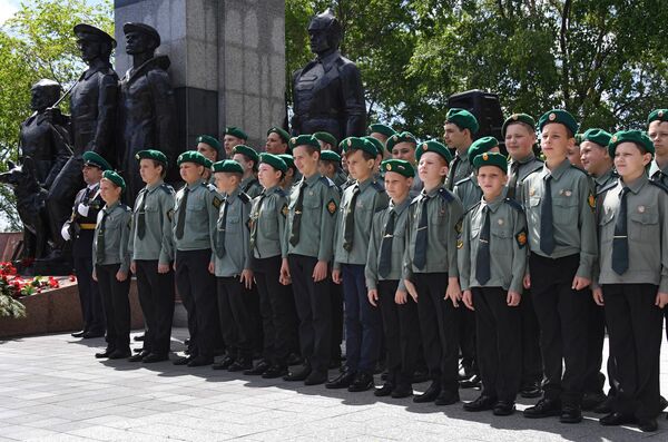 Воспитанники военно-патриотического клуба  возле памятника Пограничникам, погибшим при защите границ Отечества во Владивостоке