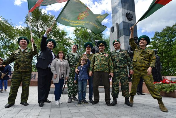 Ветераны пограничной службы возле памятника Пограничникам, погибшим при защите границ Отечества во Владивостоке