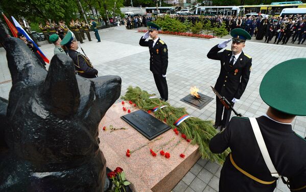 Офицеры-пограничники возлагают гирлянду к памятнику Пограничникам, погибшим при защите границ Отечества во Владивостоке