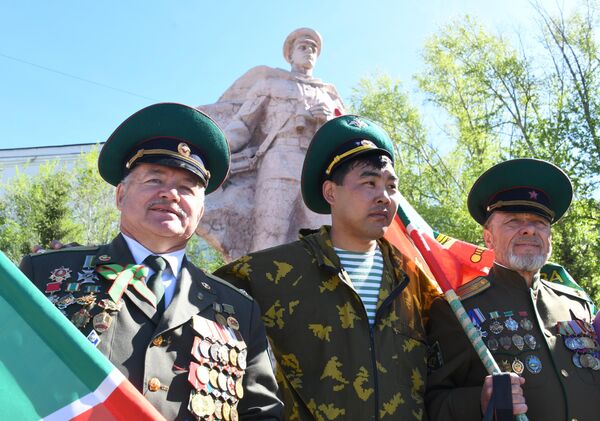 Ветераны пограничной службы у памятника Пограничникам в Чите
