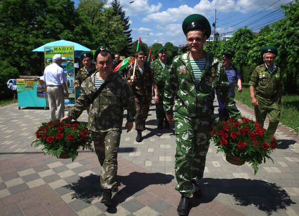 Пограничники несут цветы к мемориалу Вечный огонь в День пограничных войск в Пятигорске