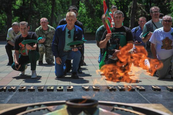 Погранчники возле мемориала Вечный огонь в День пограничных войск в Пятигорске