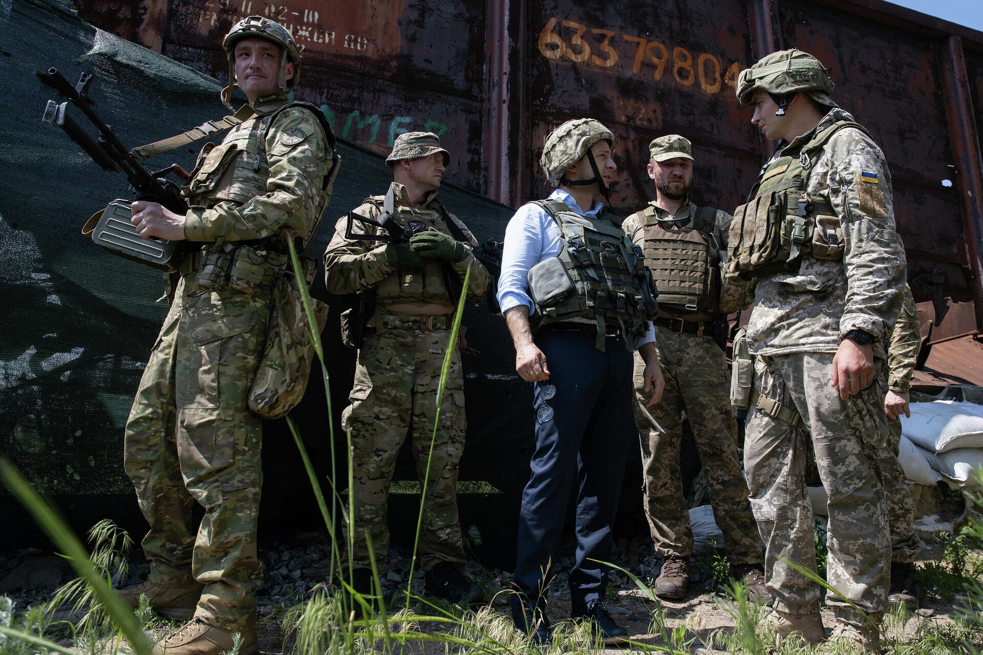 Президент Украины Владимир Зеленский во время визит в Донбасс - РИА Новости, 1920, 05.04.2021