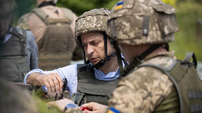 Президент Украины Владимир Зеленский во время визит в Донбасс. 27 мая 2019