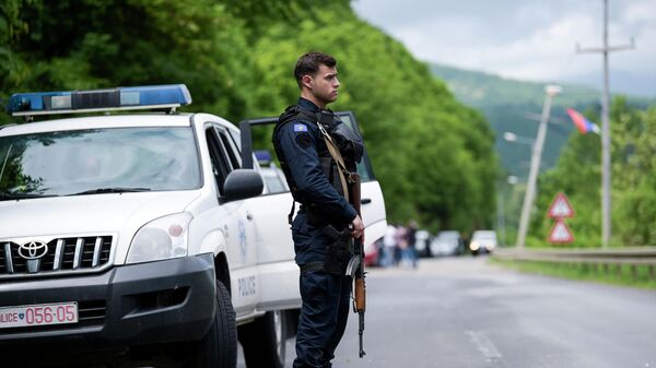 Сотрудник спецподразделения косовской полиции во время операции близ Митровицы. 28 мая 2019
