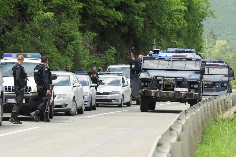 Косовская полиция на дороге возле города Зубин Поток в районе Митровицы. 28 мая 2019