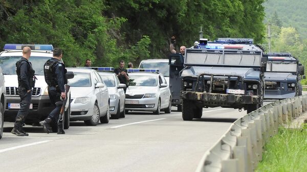 Косовская полиция на дороге возле города Зубин-Поток в районе Митровица. 28 мая 2019