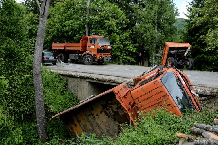 Грузовики, убранные с дороги недалеко от общины Зубин-Поток