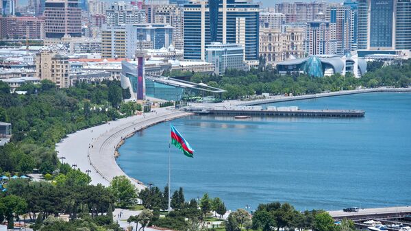 Бакинский бульвар на набережной Бакинской бухты в Баку