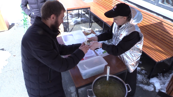 Рыбный день в Екатеринбурге. Бизнесмен кормит бесплатной ухой всех желающих