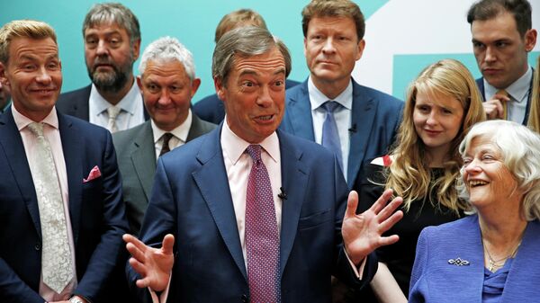 Лидер партии Брексит Найджел Фарадж и новые члены европейского парламента от партии в Лондоне 
