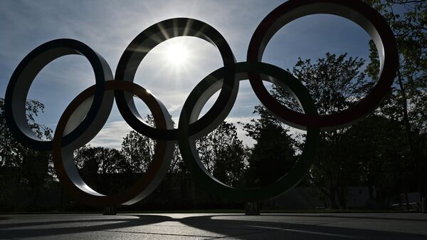 Олимпийские кольца возле стадиона в Токио