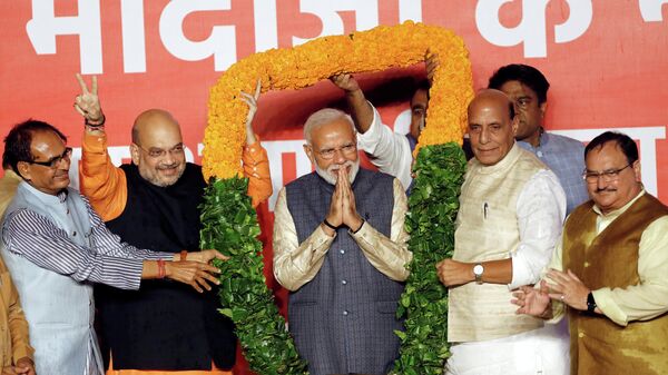 Глава правящей партии Индии Амит Шах и президент Индии Нарендра Моди после объявления результатов выборов в Нью-Дели


