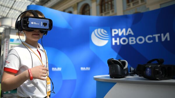 Гость форума Здоровье нации - основа процветания России в Гостином дворе в Москве тестирует VR-очки РИА.Lab