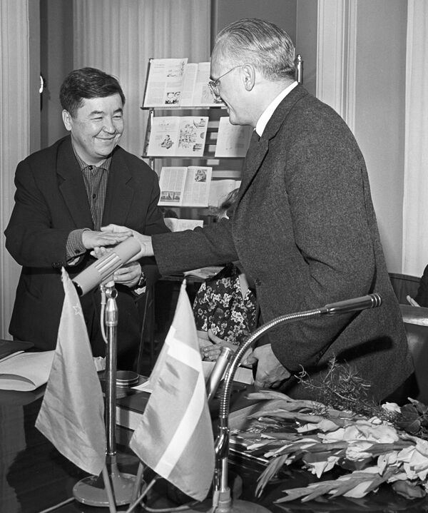 Главный редактор журнала Крокодил Михаил Семенов поздравляет датского художника Херлуфа Бидструпа, 9 сентября 1962 года.