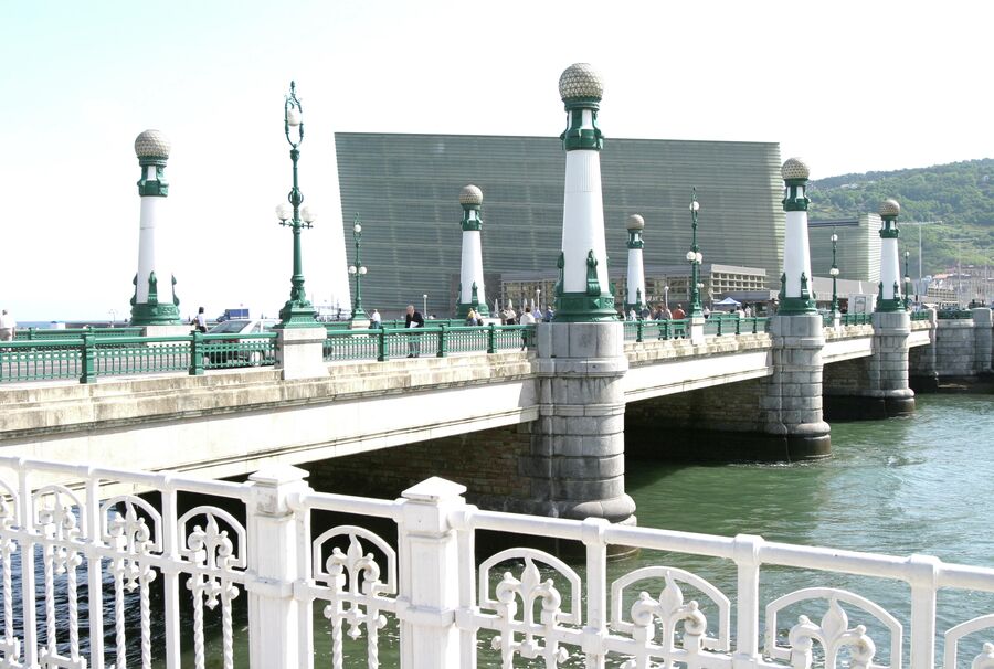 Вид на Дворец конгрессов и аудиторию Курсааль и мост Сурриола через реку Урумеа