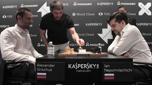 Александр Овечкин делает первый ход во время тай-брейка финального матча между Александром Грищуком и Яном Непомнящим