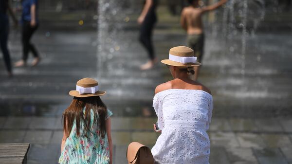 Горожане отдыхают у фонтанов в парке искусств Музеон