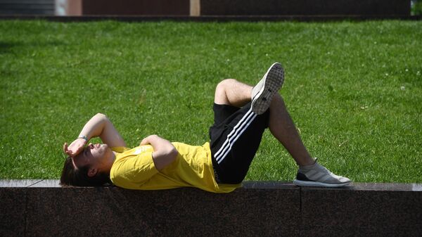 Мужчина отдыхает на Манежной площади в Москве