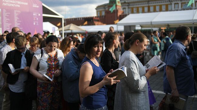 Посетители на книжном фестивале Красная площадь в Москве