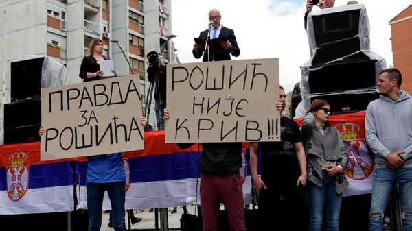 Косовские сербы проводят в городе Косовска-Митровица акцию протеста против действий Приштины в Косово