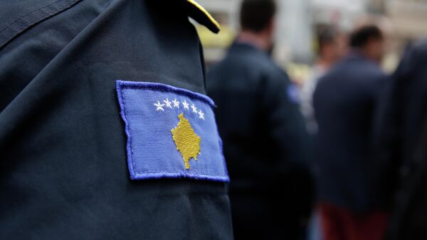Нашивка с изображением герба самопровозглашенной республики Косово на форме сотрудника полиции