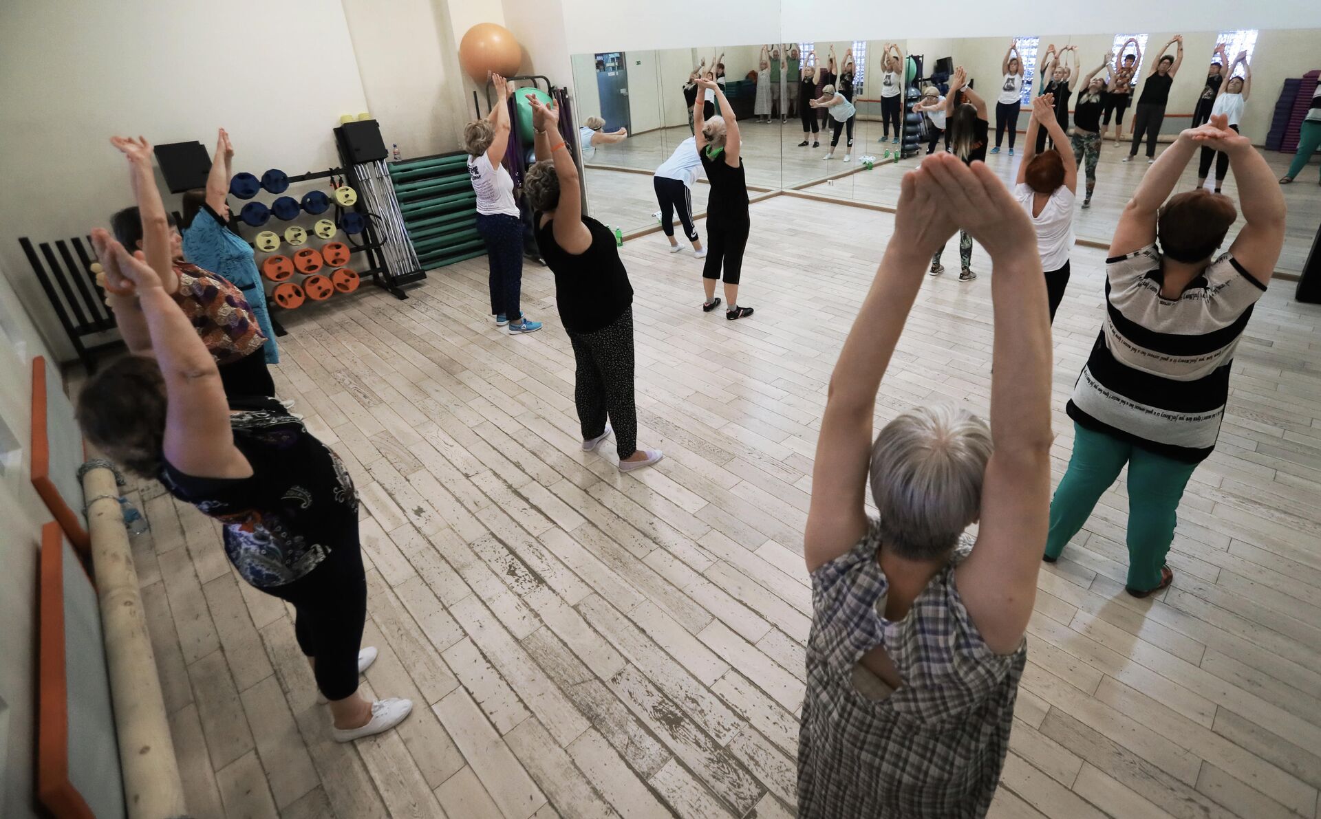 Гимнастика для пожилых людей: простые упражнения и утренний комплекс