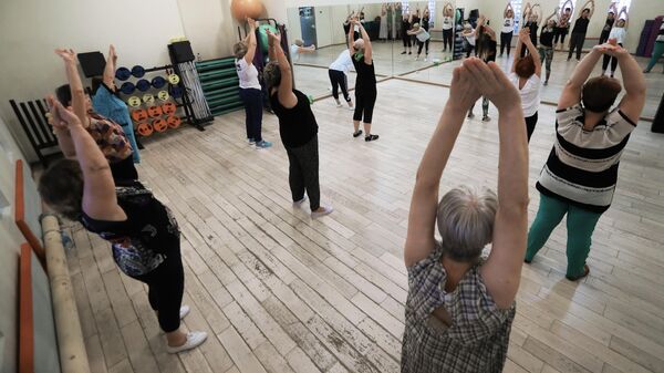 Пожилые люди во время занятий в фитнес-клубе в Москве